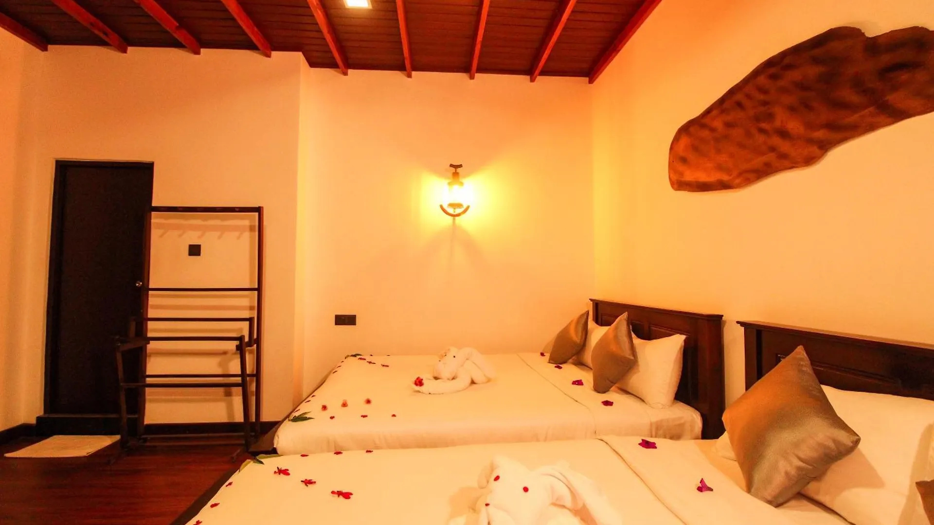 Friendly Hills Hotel نوفارا إيلِيا
